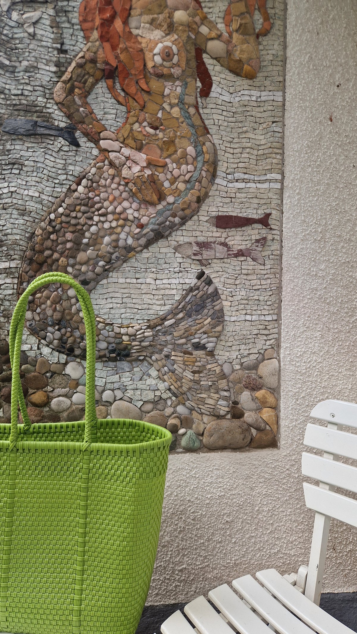 Alma Tote Chica in Grün — handgeflochtene Tragetasche aus recyceltem Kunststoff, kompakte Grösse mit langen Henkeln