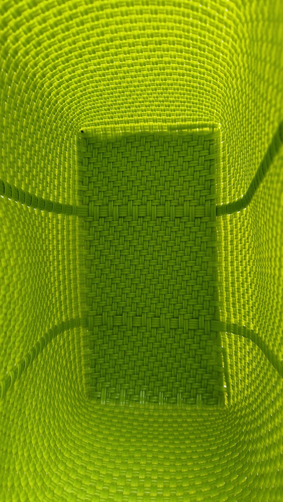 Alma Tote Chica in Grün — handgeflochtene Tragetasche aus recyceltem Kunststoff, kompakte Grösse mit langen Henkeln