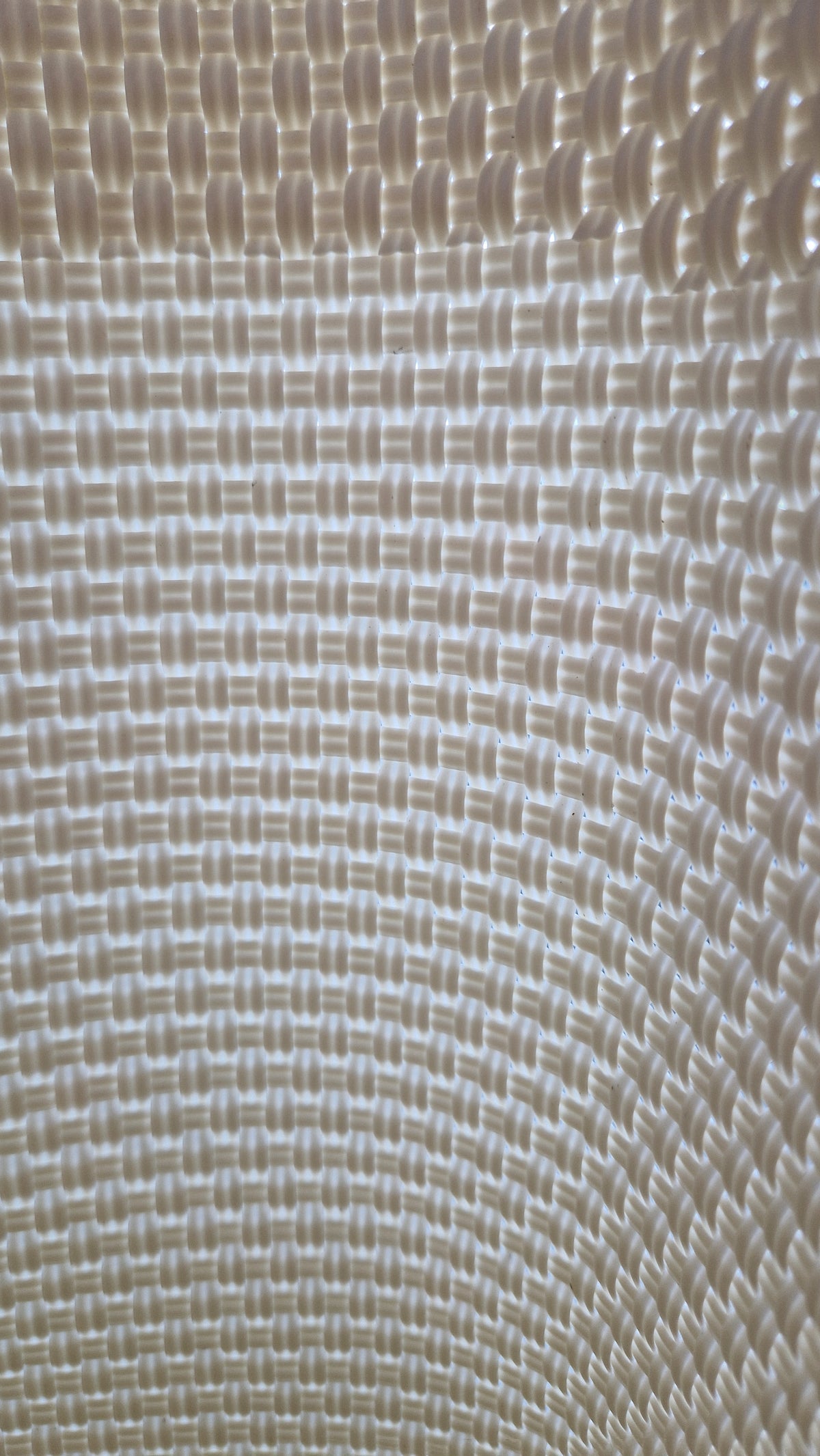 Alma Tote Chica in Weiss— handgeflochtene Tragetasche aus recyceltem Kunststoff, kompakte Grösse mit langen Henkeln