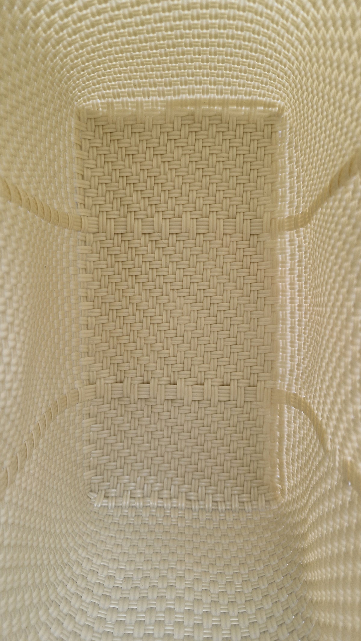 Alma Tote Chica in Weiss— handgeflochtene Tragetasche aus recyceltem Kunststoff, kompakte Grösse mit langen Henkeln