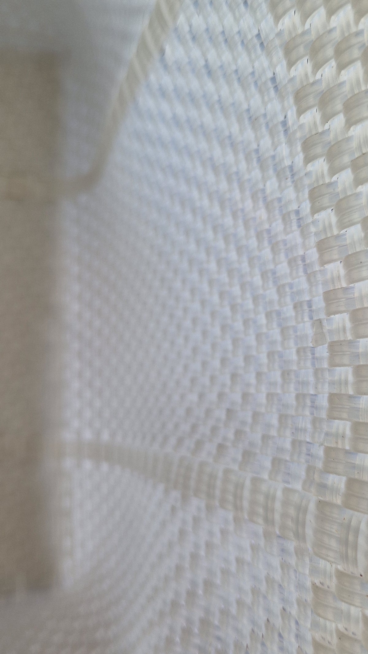 Alma Tote Chica in Clear — handgeflochtene Tragetasche aus recyceltem Kunststoff, kompakte Grösse mit langen Henkeln