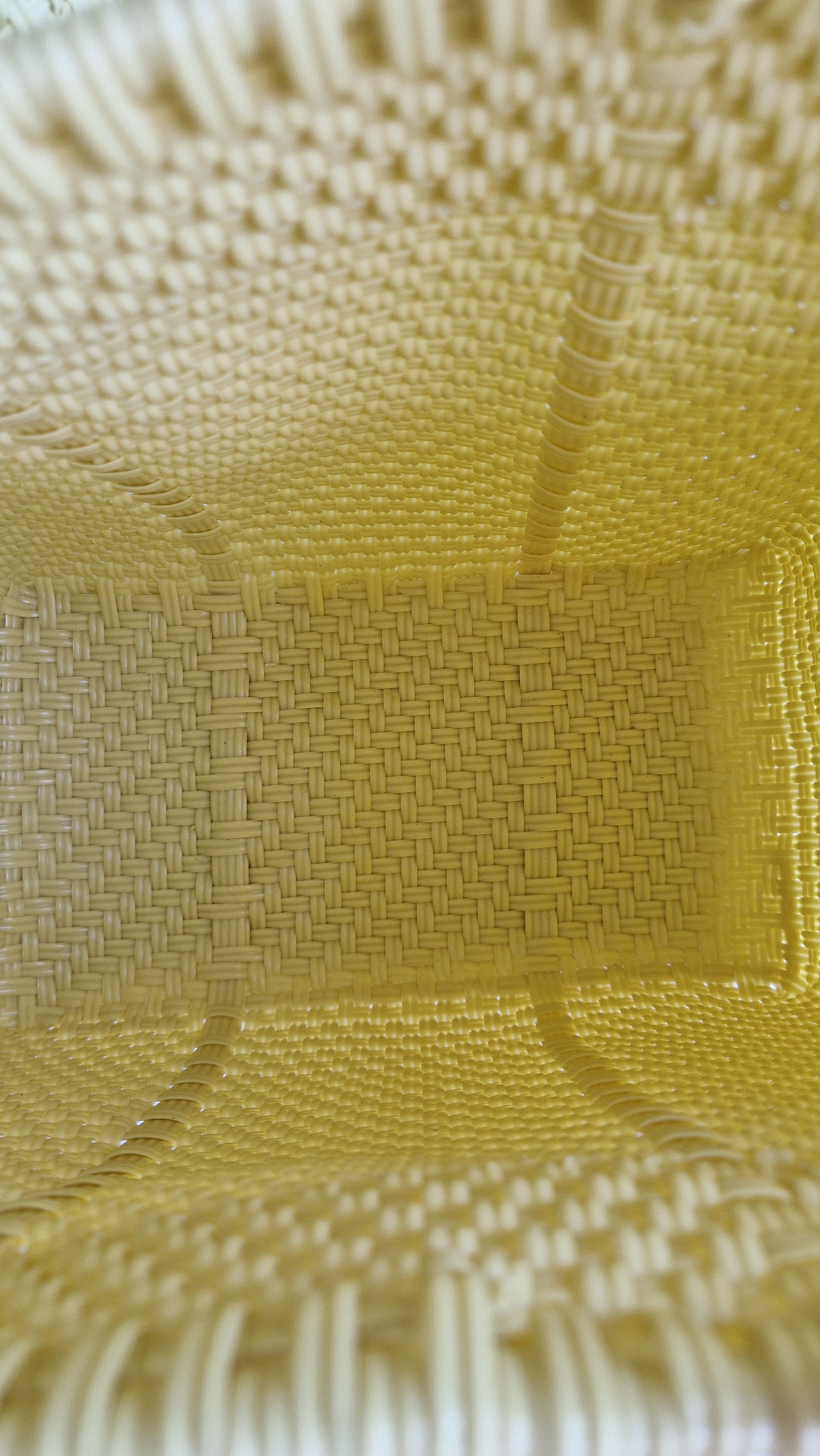 Alma Tote Chica in Gelb — handgeflochtene Tragetasche aus recyceltem Kunststoff, kompakte Grösse mit langen Henkeln