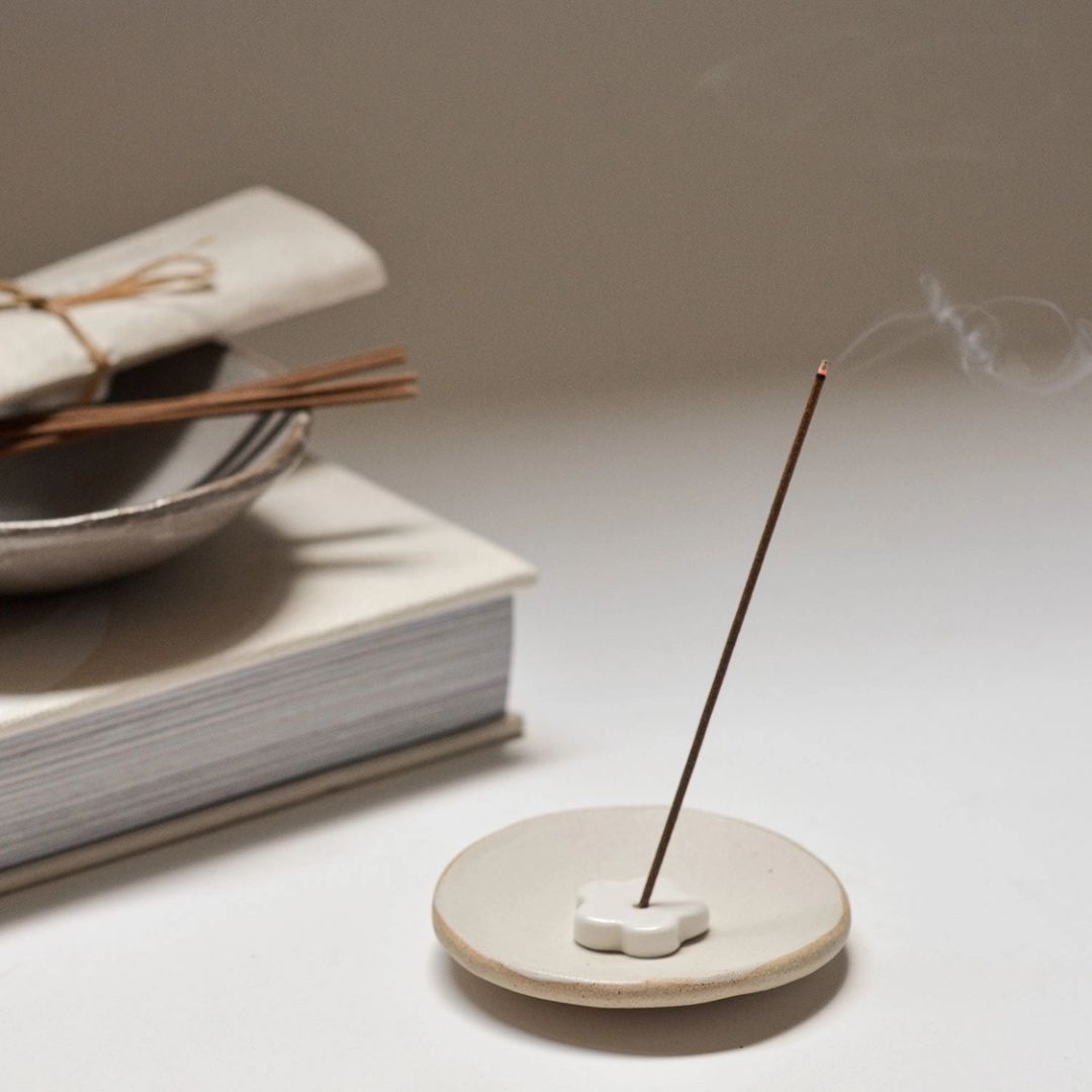 Cèdre japonais et porte-encens