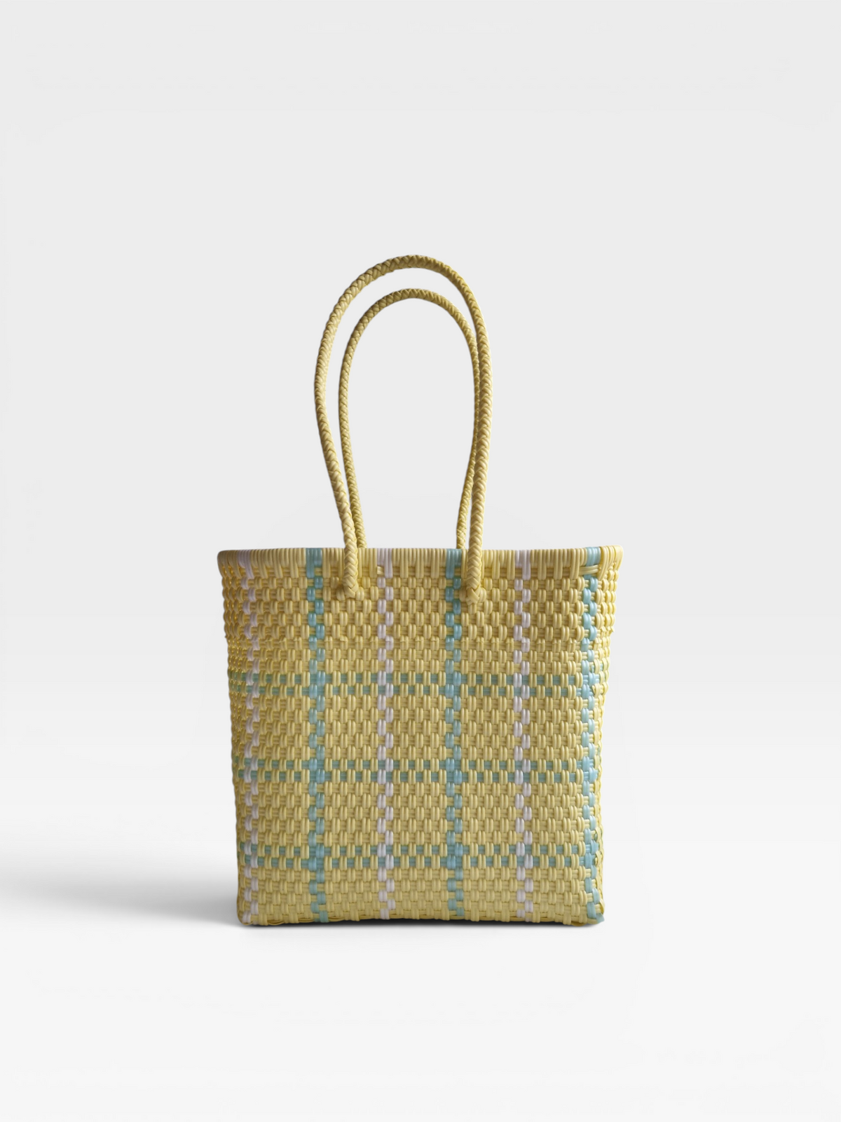 Alma Tote Chica in Gelb kariert — handgeflochtene Tragetasche aus recyceltem Kunststoff, kompakte Grösse mit langen Henkeln