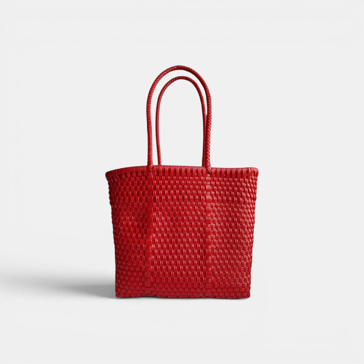 Alma Tote Chica in Rot — handgeflochtene Tragetasche aus recyceltem Kunststoff, kompakte Grösse mit langen Henkeln
